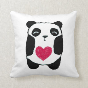 Panda con una almohada del corazón
