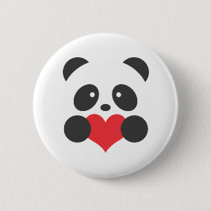 Panda que sostiene un botón del corazón