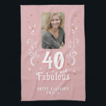 Paño De Cocina 40 y fabuloso follaje rosa foto 40 cumpleaños<br><div class="desc">40 y fabulosa toalla de cocina Foliage rosa foto 40 cumpleaños. 40 y texto fabuloso en escritura blanca a la moda con un nombre y follaje blanco en un fondo rosado. Personalízalo con tu foto,  tu nombre y la edad.</div>