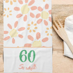 Paño De Cocina 60.ª floral de una mujer divertida y motivacional<br><div class="desc">Idea de regalo de cumpleaños 60 para una mujer. Esta hermosa toalla de cocina floral tiene flores de margarita simples en colores naranja y rosa y un motivacional y positivo 60 Así que qué texto. Gran regalo para alguien, especialmente para una mujer que celebra su cumpleaños 60. Para una persona...</div>