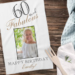 Paño De Cocina 60 y Fabulous Elegant 60th Birthday Photo<br><div class="desc">60 y Fabulous Elegant 60th Birthday Photo towel. Guión elegante con colores negros y dorados. Añade tu nombre y foto.</div>