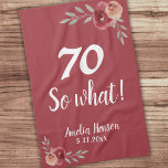 Paño De Cocina 70 ¿Qué color de agua rojo Subió los 70 años?<br><div class="desc">70 Así que qué color rojo Subió toalla de cocina de cumpleaños número 70. Rosas acuarelas en colores rojo y naranja. Inspirador y positivo 70 Así que qué decir en escritura blanca. Para una persona con sentido del humor. Añadir nombre y fecha de celebración. Puede cambiar el número de edad....</div>
