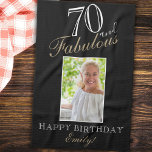 Paño De Cocina 70 y Fabuloso Elegante 70 cumpleaños Photo Kitche<br><div class="desc">70 y Fabulous Elegant 70th Birthday Photo towel. Guión elegante con colores blancos y dorados. Añade tu nombre y foto.</div>