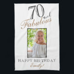 Paño De Cocina 70 y Fabulous Elegant 70th Birthday Photo<br><div class="desc">70 y Fabulous Elegant 70th Birthday Photo towel. Guión elegante con colores negros y dorados. Añade tu nombre y foto.</div>