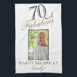 Paño De Cocina 70 y Fabulous Elegant 70th Birthday Photo<br><div class="desc">70 y Fabulous Elegant 70th Birthday Photo towel. Guión elegante con colores negros y dorados. Añade tu nombre y foto.</div>