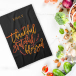 Paño De Cocina Agradecido Naranja de nombre bendecido amarillo ne<br><div class="desc">Agradecido Agradecimiento El Naranja Amarillo Negro. Increíbles palabras inspiradoras para dar gracias y a lo largo del año, en un guión elegante, las palabras de gratitud Agradecidas Bienaventuradas en los vivos colores de la caída sobre un fondo negro que se pueden cambiar a otro color si así lo deseas. Fácil...</div>