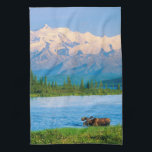 Paño De Cocina Alce macho en Wonder Lake<br><div class="desc">Wonder Lake,  Alce macho se alimenta de vegetación,  montañas de Alaska en la distancia,  Parque Nacional Denali,  Alaska</div>