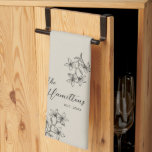 Paño De Cocina Año Nuevo Floral de la casa de campo neutral<br><div class="desc">Esta toalla presenta un diseño floral ilustrado digitalmente sobre un fondo beige neutro. Personalizar con facilidad mediante la función de personalización. Perfecto para regalos de boda,  parejas primero regalos de Navidad o amas de casa.</div>