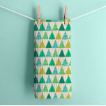 Paño De Cocina Árboles de Navidad retro verde en crema<br><div class="desc">Elevar la decoración de su cocina en esta temporada festiva con esta toalla de té retro del triángulo de Navidad. Esta encantadora toalla de té cuenta con un bonito patrón de árboles de Navidad de inspiración retro en un juego de triángulo geométrico. El diseño nostálgico, combinado con los colores festivos,...</div>