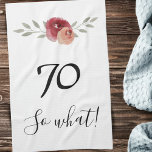 Paño De Cocina Así que qué divertida acuarela Floral 70 cumpleaño<br><div class="desc">Así que qué divertida toalla de cocina de acuarela Floral 70 cumpleaños. Diseño floral con guión 70 y qué. El diseño presenta una cita positiva y graciosa 70, así que en un guión moderno y hermosas rosas y ramitas de color rojo. Esta toalla de cocina es genial para una mujer...</div>