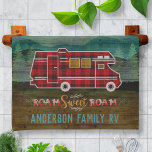 Paño De Cocina Autophome RV Camper Travel Van Rustic Personalizad<br><div class="desc">Este diseño a medida con un estilo rústico es perfecto para su casa en las ruedas. Muestra una casa de motor de yeso rojo | camper. El RV viaja sobre un fondo que tenía un aspecto de grano de madera con montañas y pinos. El texto original dice: "Roam Sweet Roam"....</div>