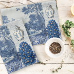 Paño De Cocina Aves Florales Anglóbulos Jardín Azul y Blanco<br><div class="desc">Este hermoso diseño de collage fue creado a partir de una amplia selección de obras de arte antiguas en azul y blanco Delft. Se compone de una capa tras otra de ephemera de escritura a mano, cerámica, ilustraciones botánicos acuarelas de aves, flores y follaje y más. Diseñado de forma gráfica...</div>