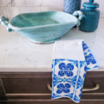 Paño De Cocina Azulejos azules y blancos Diseño de mosaicos<br><div class="desc">Inspirado en un reciente viaje a Portugal,  este diseño se debe a los intrincados azulejos que adornan las ciudades portuguesas. Esta toalla de diseño de azulejos le da un toque de color y encanto europeo a cualquier cocina.</div>