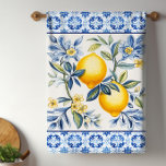 Paño De Cocina Baldosas Azules Mediterráneas Con Lemones<br><div class="desc">Baldosas mediterráneas azules y blancas con toallas de cocina de limones. Hermosos limones sobre un fondo de azulejos mediterráneos azules y blancos. Puede agregar texto para personalizar.</div>