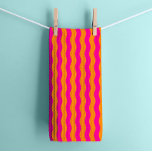 Paño De Cocina Bandas onduladas rosadas y Naranjas<br><div class="desc">Esta toalla de té, elaborada a partir de tejidos absorbentes y duraderos, no sólo alegra el espacio de la cocina, sino que también resulta ser un activo funcional, perfecto para secar platos o limpiar encimeras. Este vibrante y lúdico patrón de rayas rosadas y naranjas hará que tu espacio sea más...</div>