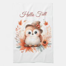 Bechuza de otoño sentada en una rama