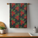 Paño De Cocina Berries, Navidades rojos florales<br><div class="desc">Este diseño presenta un patrón floral de bayas de Navidades rojos y follaje verde sobre un fondo verde oscuro. #floral #navidades #vacaciones #regalos #elegante #cocina</div>