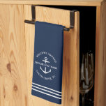 Paño De Cocina Bienvenida del Moderno Nautical Personalizado Boat<br><div class="desc">Toalla de cocina náutica en azul marino que dice "bienvenido a bordo",  así como el nombre de tu barco personalizado y la ubicación dentro de un diseño de ancla.</div>