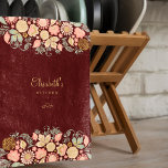 Paño De Cocina Borgoña floral vintage<br><div class="desc">Cocina de moda rústica y vintage personalizada con delicados tonos rosas, crema de chile y verde salvia floral, guirnaldas de flores botánicas en un oscuro fondo rojo burdeos (cambiable). Puede ser un hermoso regalo para tu propia cocina o un regalo personalizado para alguien especial, aniversario, cumpleaños, Navidades, ducha de novia...</div>