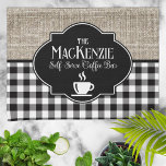 Paño De Cocina Burlap Black Buffalo Check Personalizado<br><div class="desc">Un diseño divertido de burlap falso con un clásico cheque de búfalo blanco y negro con su personalización y un tazón de café de sillhouette blanco.</div>