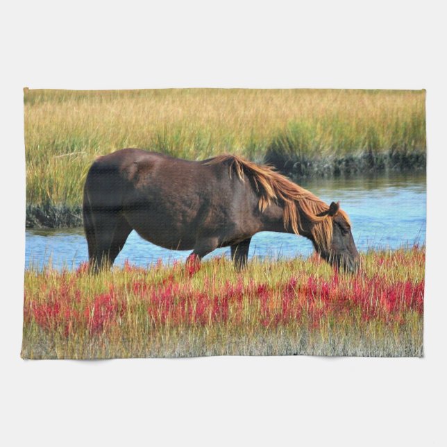 Paño De Cocina Caballo marrón pastando junto al agua (Horizontal)