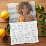 Paño De Cocina Calendario 2024 con foto de color blanco gris bási<br><div class="desc">Un artículo muy útil para la escuela o la oficina en el hogar. Un calendario estándar con una foto en la parte superior. Esto muestra una vista de año completo de todas las fechas.</div>