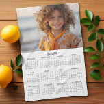 Paño De Cocina Calendario 2025 con foto - vista de año completo<br><div class="desc">Un artículo muy útil para la escuela o la oficina en el hogar. Un calendario estándar con una foto en la parte superior. Esto muestra una vista de año completo de todas las fechas.</div>