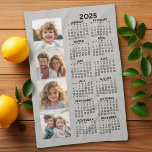 Paño De Cocina Calendario con 4 Collages de fotos<br><div class="desc">Un collage de fotos de 4 con un calendario de 2025. Un artículo divertido para el Año Nuevo. Añade 4 fotos cuadradas a este diseño. Con un poco de trabajo, puede cambiar el color de fondo y el color del calendario cuando pulse sobre la opción personalizar y elija diferentes colores....</div>