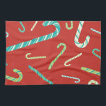 Paño De Cocina Candy Canes sobre fondo rojo<br><div class="desc">Velas de caramelo con rayas verdes y azules adornan esta toalla roja. Esto sería divertido como regalo de Hanukkah también. Una hermosa adición a la cocina de sus Navidades o para incluir en una cesta de regalo inspirada en la cocina. Una hermosa toalla que trabajará duro en la cocina como...</div>