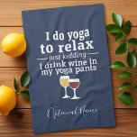 Paño De Cocina Cita de vino divertida - Bebo vino en pantalones d<br><div class="desc">Un poco de humor para beber que puedes pasarle a tus amigas amantes del vino. Hacerles reír con este regalo humorístico de mordaza o elefante blanco. Hago yoga para relajarme - bromeando - bebo vino en mis pantalones de yoga.</div>