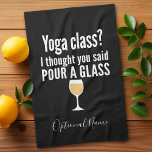 Paño De Cocina Cita de vino divertida - ¿Clase de Yoga? Vierta un<br><div class="desc">Clase de Yoga - Pensé que dijiste que verías un vaso — Un poco de humor para beber que puedes pasarle a tus amigas amantes del vino. Hacerles reír con este regalo humorístico de mordaza o elefante blanco. Intenté correr,  pero seguí derramando mi vino.</div>