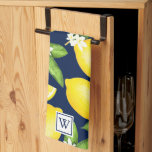 Paño De Cocina Citrus Lemon Botánica Monograma Azul<br><div class="desc">Este diseño presenta un patrón de limón cítrico con un cuadrado de marina monogramo en cada borde</div>