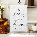 Paño De Cocina Cocina blanca negra para hacer una cita divertida<br><div class="desc">Toalla de cocina blanca negra con curiosa cita Esta cocina es para una cita de baile. Personalice esta toalla añadiendo su nombre o texto personalizado. Si no necesitas texto,  borra.</div>