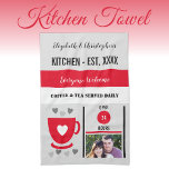 Paño De Cocina Cocina de pareja est cita café foto roja<br><div class="desc">Transforme su cocina con nuestra toalla de cocina personalizada. Con nombres, año de establecimiento y la encantadora frase "Café y té que se sirve a diario", esta toalla es una adición acogedora y funcional. Perfecto para limpiarse, mostrar o regalar, le da un toque cálido y personalizado a su espacio. Póngalo...</div>