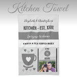 Paño De Cocina Cocina de pareja para el día café foto gris<br><div class="desc">Transforme su cocina con nuestra toalla de cocina personalizada. Con nombres, año de establecimiento y la encantadora frase "Café y té que se sirve a diario", esta toalla es una adición acogedora y funcional. Perfecto para limpiarse, mostrar o regalar, le da un toque cálido y personalizado a su espacio. Póngalo...</div>