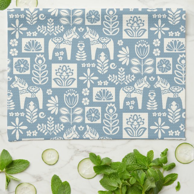 Paño De Cocina Collage sueco de caballos de Dala en pizarra azul (Doblado)