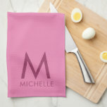 Paño De Cocina Color del texto personalizado Monograma rosa Nombr<br><div class="desc">Subir personalizado Añadir tu foto o logotipo Texto Estilo moderno Monograma Cuta Plantilla Nombre inicial Toalla de cocina rosa.</div>