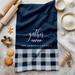 Paño De Cocina Comprobación de búfalo blanco y de la Marina de Ca<br><div class="desc">Añada un toque de calidez y encanto a su cocina con esta toalla de cocina de marca Gather Fall Navy White Buffalo Check. Esta toalla de personalizable presenta un estilo clásico de guarnición de búfalo con la palabra "reunir" y un nombre de familia. Es ideal para crear un ambiente acogedor...</div>