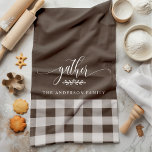 Paño De Cocina Comprobación de búfalo de color marrón y blanco<br><div class="desc">Añada un toque de calidez y encanto a su cocina con esta toalla de cocina de estilo Gather Fall Brown & White Buffalo Check. Esta toalla de personalizable presenta un estilo clásico de guarnición de búfalo con la palabra "reunir" y un nombre de familia. Es ideal para crear un ambiente...</div>