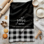 Paño De Cocina Comprobación del búfalo blanco y negro de la caída<br><div class="desc">Añada un toque de calidez y encanto a su cocina con esta toalla de cocina Gather Fall Black & White Buffalo Check. Esta toalla de personalizable presenta un estilo clásico de guarnición de búfalo con la palabra "reunir" y un nombre de familia. Es ideal para crear un ambiente acogedor y...</div>