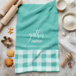Paño De Cocina Comprobación del búfalo Verde azulado y blanco de<br><div class="desc">Añada un toque de calidez y encanto a su cocina con esta toalla de cocina de estilo "Gather Fall" Verde azulado y blanco. Esta toalla de personalizable presenta un estilo clásico de guarnición de búfalo con la palabra "reunir" y un nombre de familia. Es ideal para crear un ambiente acogedor...</div>