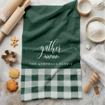 Paño De Cocina Comprobación del búfalo verde y blanco de la caída<br><div class="desc">Añada un toque de calidez y encanto a su cocina con esta toalla de cocina de Gather Fall Green & White Buffalo Check. Esta toalla de personalizable presenta un estilo clásico de guarnición de búfalo con la palabra "reunir" y un nombre de familia. Es ideal para crear un ambiente acogedor...</div>
