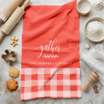 Paño De Cocina Comprobación del Coral de Caída y Búfalo Blanco<br><div class="desc">Añada un toque de calidez y encanto a su cocina con esta toalla de cocina de corte de coral y búfalo blanco. Esta toalla de personalizable presenta un estilo clásico de guarnición de búfalo con la palabra "reunir" y un nombre de familia. Es ideal para crear un ambiente acogedor y...</div>