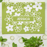 Paño De Cocina Crazy Daisy Pattern en verde primavera con nombre<br><div class="desc">Un patrón vintage en Green de primavera con un lugar para un nombre u otro texto. El loco diseño de margarita tiene una estampación floral muy gruesa. Un aspecto mínimo en colores sutiles con una simple letra sans serif para un monograma.</div>
