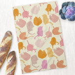 Paño De Cocina Crema de Naranja rosa del patrón de gato<br><div class="desc">Diseño moderno de gatitos rosados y naranjas en un fondo crema para los amantes de los animales. Arte original de Nic Squirrell.</div>