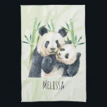 Paño De Cocina Cute Panda Bears Cudddddling Watercolor<br><div class="desc">Una toalla de cocina con un bonito ilustracion acuático en el que se ve a una madre blanca y negra y a un bebé oso panda abrazándose. Mamá está sosteniendo su cachorro entre algunos tallos de bambú verde.</div>