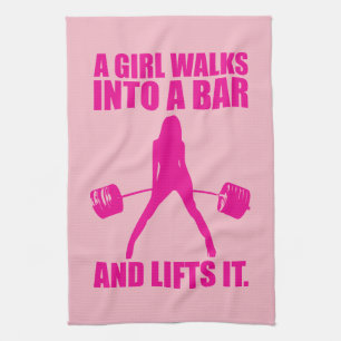Paño De Cocina Deadlift - un chica camina en una barra y la