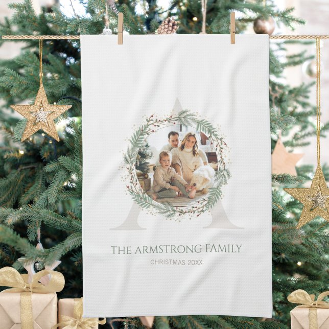 Paño De Cocina Deep Sage Wreath Monogram Home Accent (Deep Sage Wreath Monogram Home Accent Kitchen Towel ©Susanne Sachers - Sunny Mind 🌞)