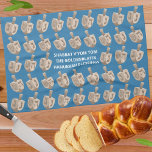 Paño De Cocina Dreidel Rustic Oak Hanukkah Personalizado Challeng<br><div class="desc">Añada esta cubierta de Challa con temática personalizado Hanukkah a su decoración y tradiciones de vacaciones. Personalizada con su texto, esta toalla de cocina impresa está diseñada con filas de pequeños rayas falsas de madera de roble sobre un rico fondo azul medio y espacio en el centro para tres líneas...</div>