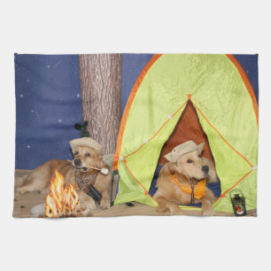 Paño De Cocina El acampar de los perros perdigueros de oro